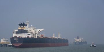 যুদ্ধের মাঝেও ইরানের তেল রপ্তানি দৈনিক ১৫ লাখ ব্যারেল