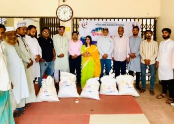 ইমাম-মুয়াজ্জিন ও পত্রিকা হকারদের আনোয়ারা প্রেসক্লাবের ইফতার সামগ্রী বিতরণ