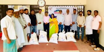 ইমাম-মুয়াজ্জিন ও পত্রিকা হকারদের আনোয়ারা প্রেসক্লাবের ইফতার সামগ্রী বিতরণ