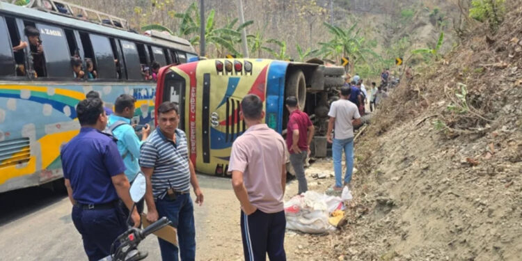 রাঙামাটিতে যাত্রীবাহী বাস উল্টে আহত ১৯