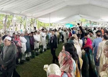 প্রধানমন্ত্রীর সঙ্গে ঈদ শুভেচ্ছা বিনিময় করতে ‘যমুনায়’ জনস্রোত