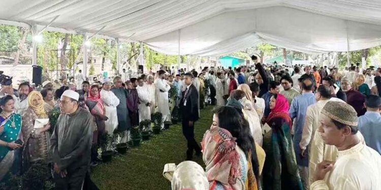 প্রধানমন্ত্রীর সঙ্গে ঈদ শুভেচ্ছা বিনিময় করতে ‘যমুনায়’ জনস্রোত