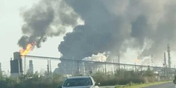 যুক্তরাষ্ট্রের তেল শোধনাগারে ভয়াবহ বিস্ফোরণ