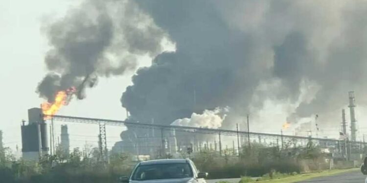 যুক্তরাষ্ট্রের তেল শোধনাগারে ভয়াবহ বিস্ফোরণ