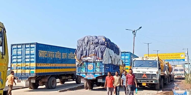 বেনাপোল বন্দরে ফিরেছে কর্মচাঞ্চল্য