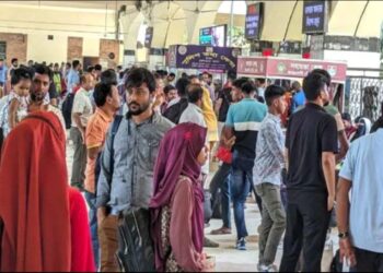 ঈদের ছুটির দ্বিতীয় দিনে ঘরমুখো মানুষের ঢল