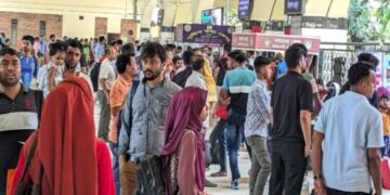 ঈদের ছুটির দ্বিতীয় দিনে ঘরমুখো মানুষের ঢল