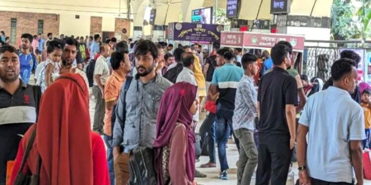 ঈদের ছুটির দ্বিতীয় দিনে ঘরমুখো মানুষের ঢল