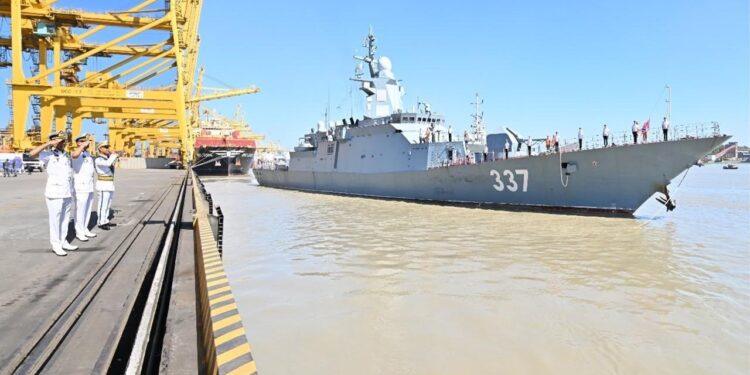 রুশ নৌবাহিনীর দুই জাহাজ ভিড়েছে চট্টগ্রাম বন্দরে