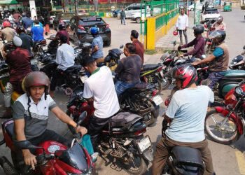 জ্বালানি সংকটের আশঙ্কায় চট্টগ্রামের ফিলিং স্টেশনে দীর্ঘ লাইন