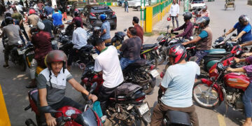 জ্বালানি সংকটের আশঙ্কায় চট্টগ্রামের ফিলিং স্টেশনে দীর্ঘ লাইন