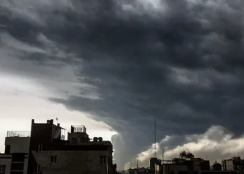 ইরানের আকাশে ঘন মেঘ, ঝরছে অদ্ভুত ‘কালো বৃষ্টি’