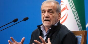 শত্রুকে এক ইঞ্চি জমিও দখল করতে দেব না: ইরানের প্রেসিডেন্ট