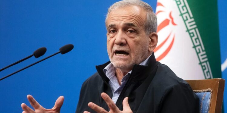 শত্রুকে এক ইঞ্চি জমিও দখল করতে দেব না: ইরানের প্রেসিডেন্ট