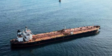 রাশিয়ার তেল বিক্রির ওপর নিষেধাজ্ঞা স্থগিত করল যুক্তরাষ্ট্র