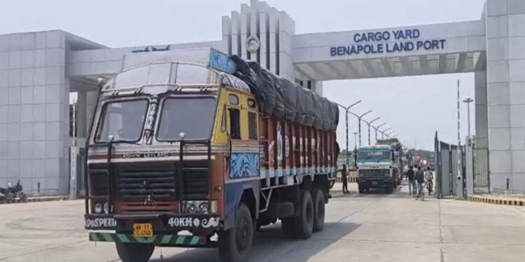 ছুটি শেষে বেনাপোল বন্দরে আমদানি-রফতানি বাণিজ্য শুরু