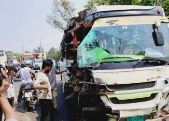 পটিয়ায় বাসের ত্রিমুখী সংঘর্ষে নিহত ১, আহত অন্তত ১৫