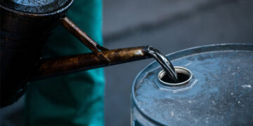 ১৭ লাখ টন তেল আমদানির উদ্যোগ সরকারের