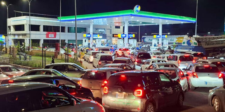 পাকিস্তানে জ্বালানির দাম এক লাফে বাড়লো ৪৩ শতাংশ