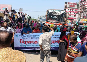 বকেয়া বেতনের দাবিতে কুমিল্লায় মহাসড়ক অবরোধ