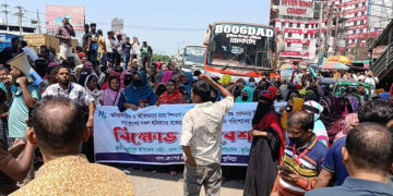 বকেয়া বেতনের দাবিতে কুমিল্লায় মহাসড়ক অবরোধ