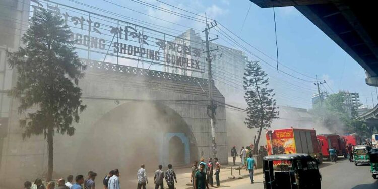 চিটাগং শপিং কমপ্লেক্সে আগুন, নিয়ন্ত্রনে ৫ ইউনিট