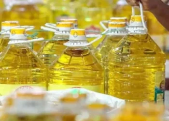 বাজারে মিলছে না বোতলের সয়াবিন তেল