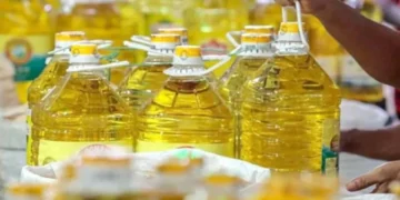 বাজারে মিলছে না বোতলের সয়াবিন তেল