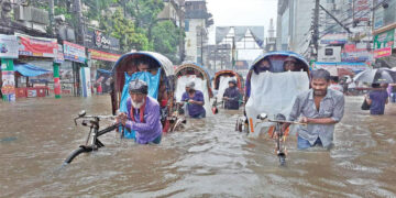 টানা বর্ষণে ডুবল ঢাকাসহ চট্টগ্রামের বিভিন্ন স্থান
