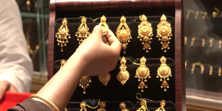 দেশের বাজারে ২ হাজার টাকা কমলো সোনার দাম