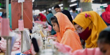 জ্বালানি সংকটে উৎপাদন কমেছে পোশাকখাতে