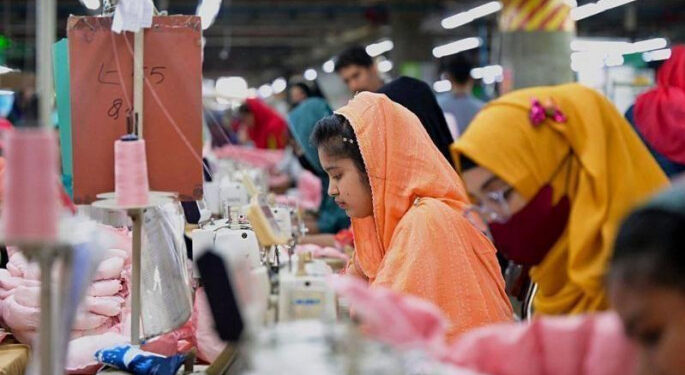 জ্বালানি সংকটে উৎপাদন কমেছে পোশাকখাতে