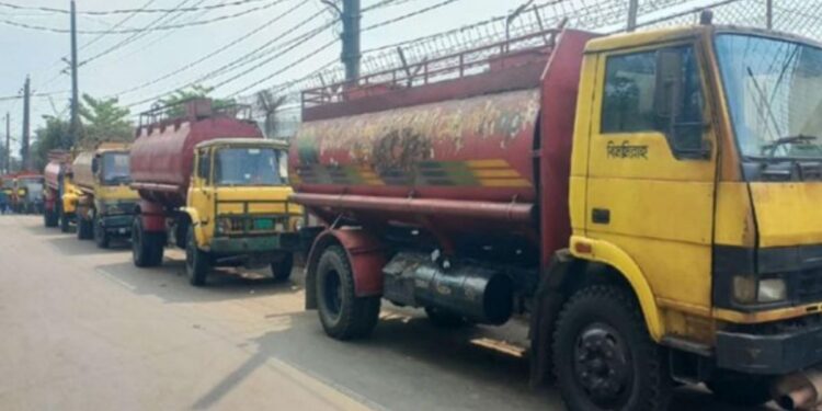 জ্বালানি সরবরাহে অস্থিরতায় বাড়ছে ট্রাক ভাড়া