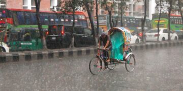 তীব্র গরমের পর একটু স্বস্তির বৃষ্টি চট্টগ্রামে
