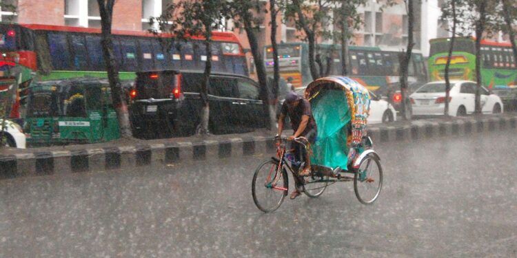 তীব্র গরমের পর একটু স্বস্তির বৃষ্টি চট্টগ্রামে