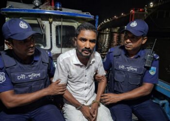 নতুন ব্রিজে নৌ পুলিশের অভিযানে ডাকাত সন্দেহে আটক ২