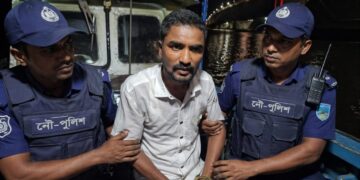 নতুন ব্রিজে নৌ পুলিশের অভিযানে ডাকাত সন্দেহে আটক ২