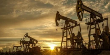 বিশ্ববাজারে তেলের ঘাটতির সতর্ক সংকেত