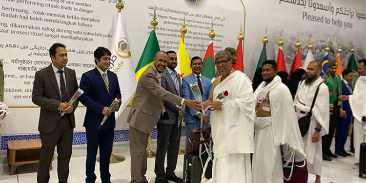 বাংলাদেশের প্রথম হজ ফ্লাইট সৌদি আরব পৌঁছেছে