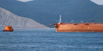 বঙ্গোপসাগরে অলস পড়ে আছে ৮,২২২ কোটি টাকার তেল জেটি