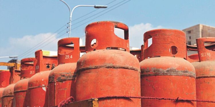 ১২ কেজি এলপিজি সিলিন্ডারের দাম বেড়ে ১,৯৪০ টাকা