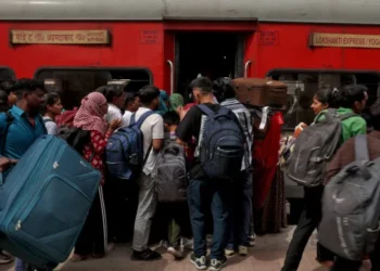 ভারতে জ্বালানি সংকটে হাজারো শ্রমিক ছাড়ছে শহর