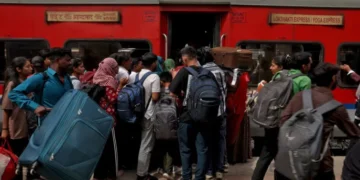 ভারতে জ্বালানি সংকটে হাজারো শ্রমিক ছাড়ছে শহর