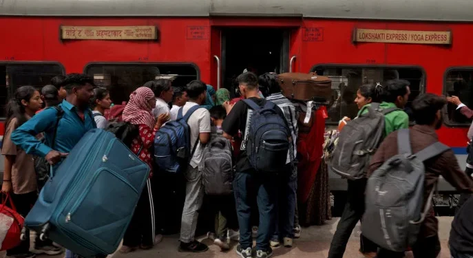 ভারতে জ্বালানি সংকটে হাজারো শ্রমিক ছাড়ছে শহর