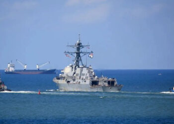 হরমুজ প্রণালি অতিক্রম করল মার্কিন নৌবাহিনীর যুদ্ধজাহাজ