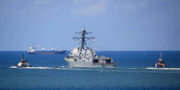 হরমুজ প্রণালি অতিক্রম করল মার্কিন নৌবাহিনীর যুদ্ধজাহাজ