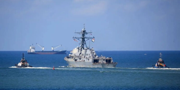 হরমুজ প্রণালি অতিক্রম করল মার্কিন নৌবাহিনীর যুদ্ধজাহাজ
