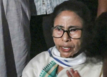 মমতার গাড়ি দেখে মারমুখী বিজেপি কর্মীরা, ‘চোর-চোর’ স্লোগান