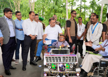 প্রতিবন্ধী ওয়াকিমুলের বানানো স্মার্ট কারে চড়লেন প্রধানমন্ত্রী
