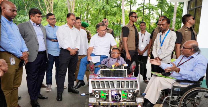 প্রতিবন্ধী ওয়াকিমুলের বানানো স্মার্ট কারে চড়লেন প্রধানমন্ত্রী